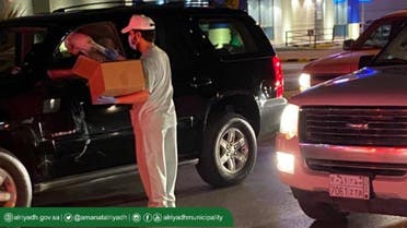 Distributing sanitizer to cars in Riyadh. (Twitter: Riyadh Municipality)