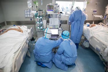 مصابان بكورونا يتعالجان في مستشفى ووهان في الصين في مارس 2020