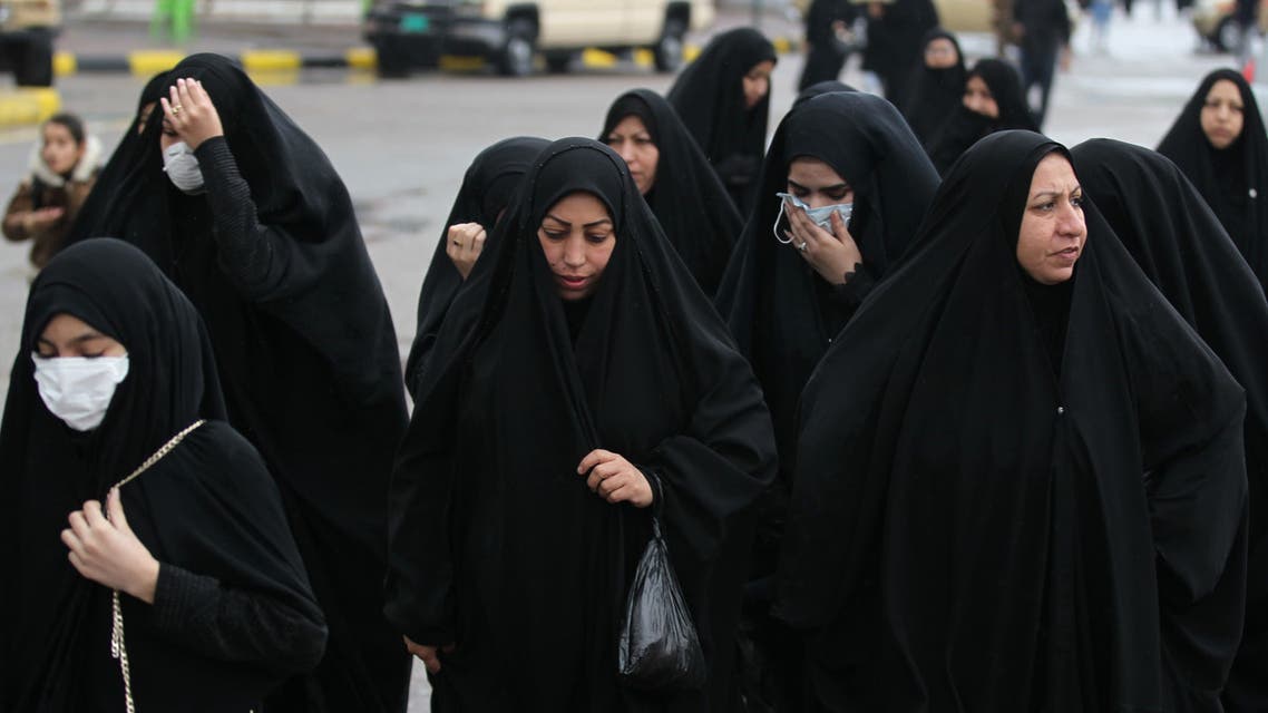 عراقيون يتجهون إلى مرقد الكاظم في بغداد (أرشيفية- فرانس برس)1