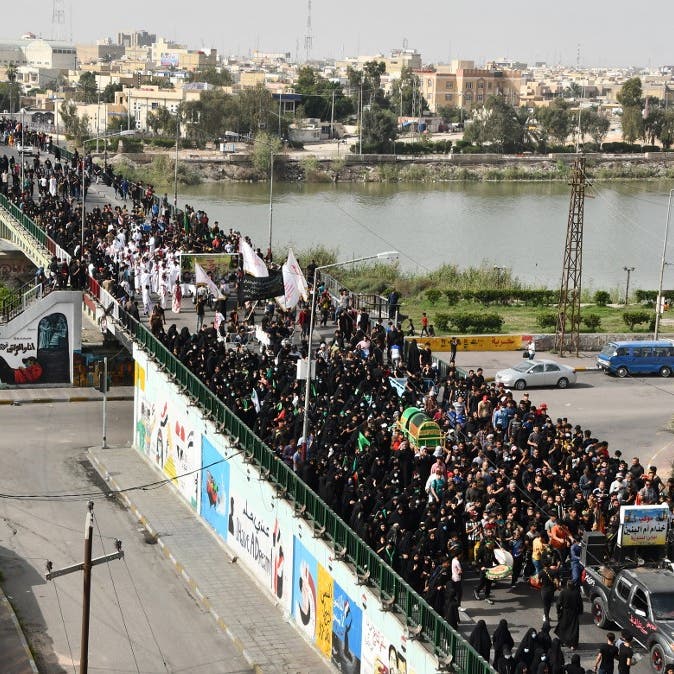 العراقيون يتحدون فرض التجول.. وعشرات الآلاف يجتمعون