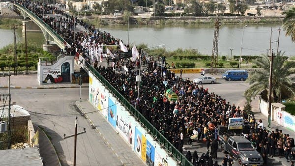 العراقيون يتحدون فرض التجول.. وعشرات الآلاف يجتمعون