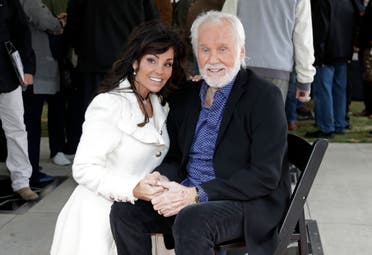 Kenny Rogers and his wife, Wanda Miller, pose on October 24, 2017, in Nashville, Tennessee (AP)