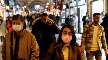 أشخاص يضعون كمامات في اسطنبول يوم 16 مارس