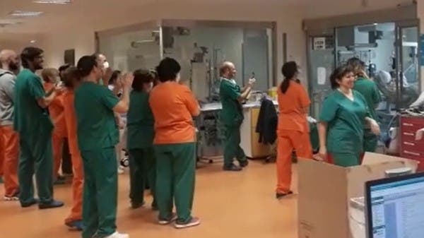 فيديو خاص.. لحظة مؤثرة لشفاء مريض بكورونا في إسبانيا