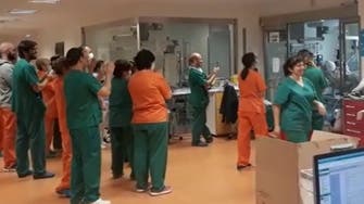  شاهد.. لحظة مؤثرة بمستشفى إسباني بعد شفاء مريض بكورونا
