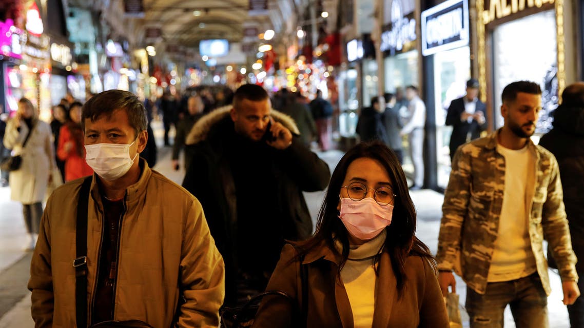 أشخاص يضعون كمامات في إسطنبول يوم 16 مارس
