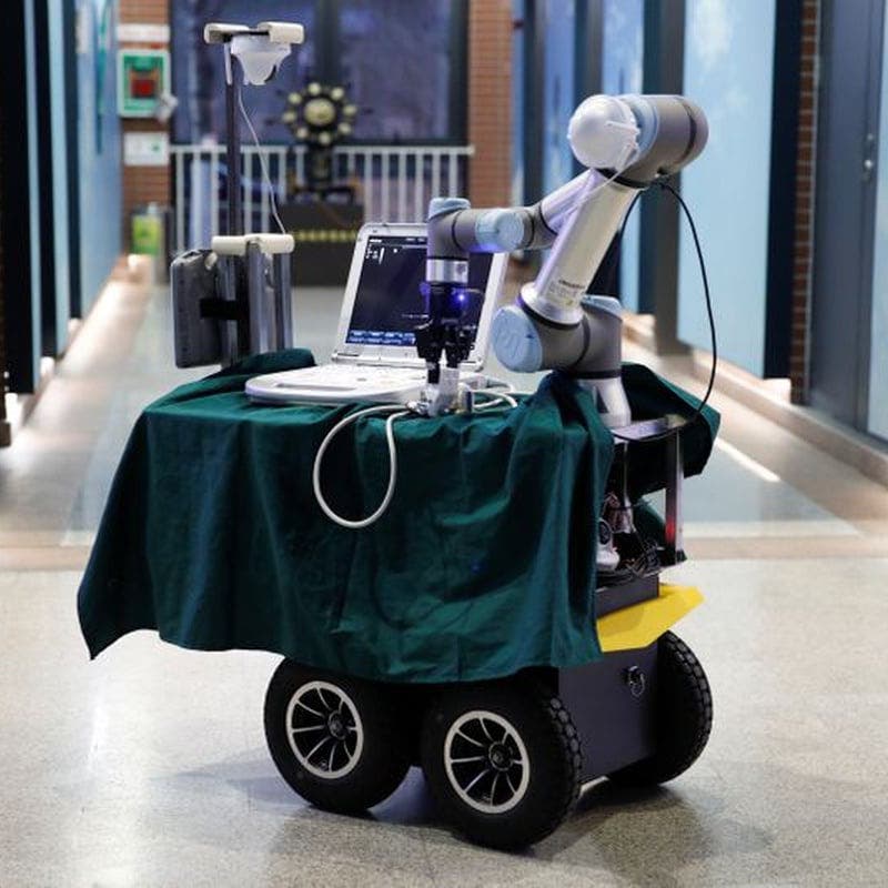 روبوت صيني يساعد في إنقاذ أرواح العاملين الصحيين