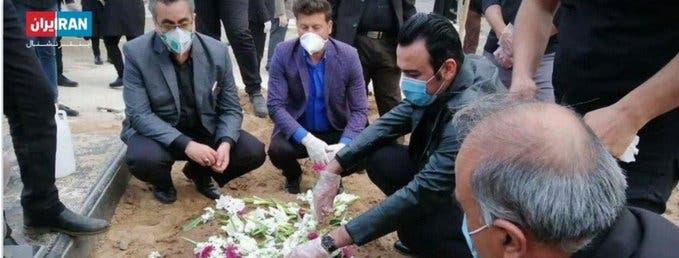 المتحدث باسم وزارة الصحة الإيرانية، كيانوش جهانبور، (على يسار الصورة)