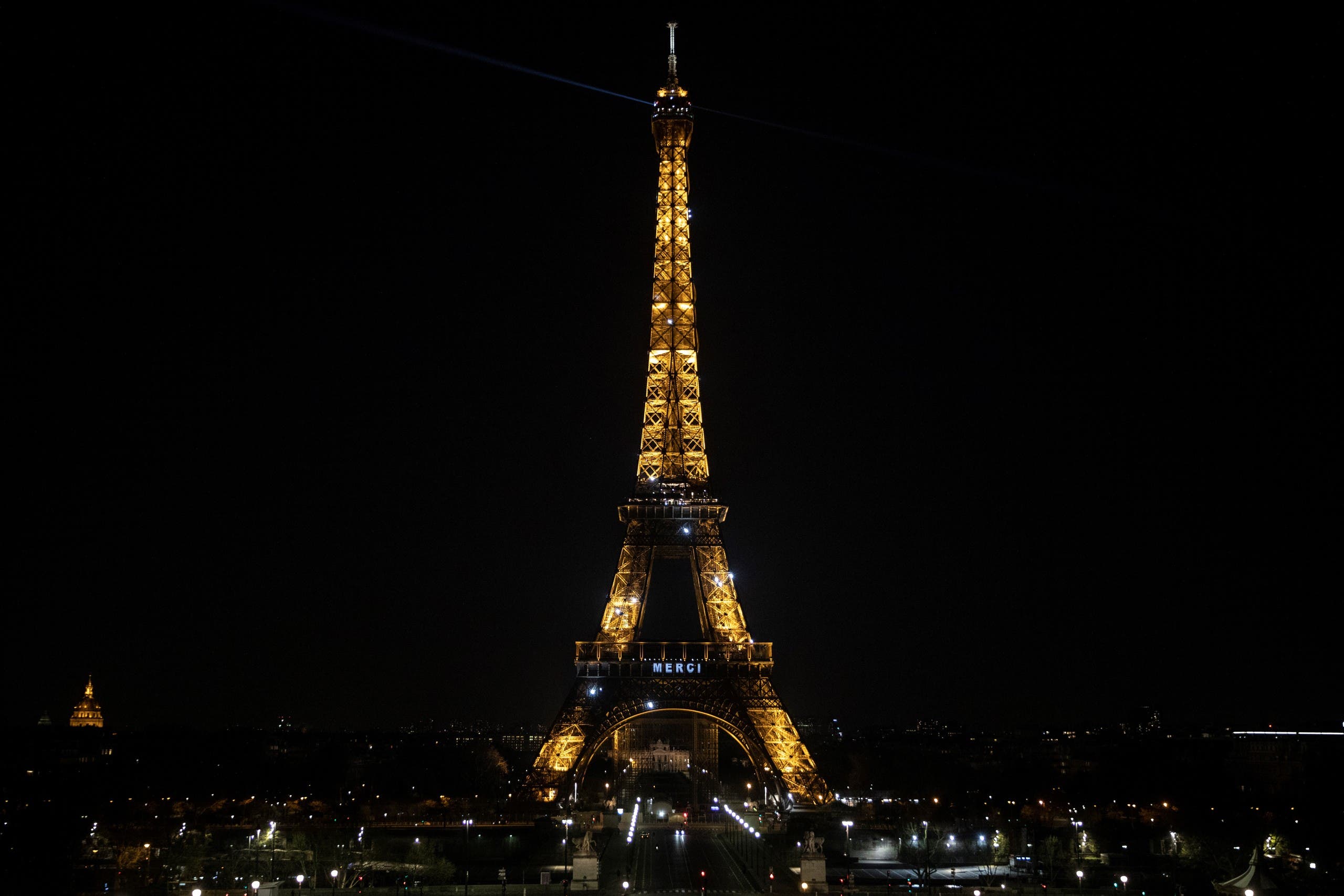 السلطات الفرنسية توجه رسالة شكر على برج إيفل لكل الطواقم الطبية 