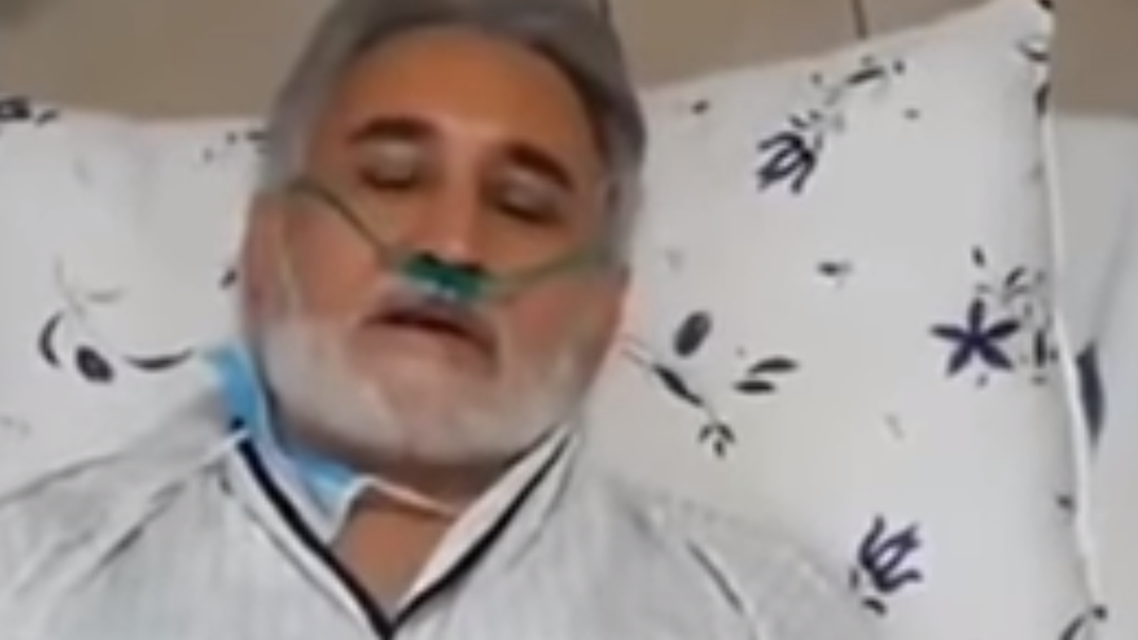 محمد رضا خاتمي على سريره في المستشفى