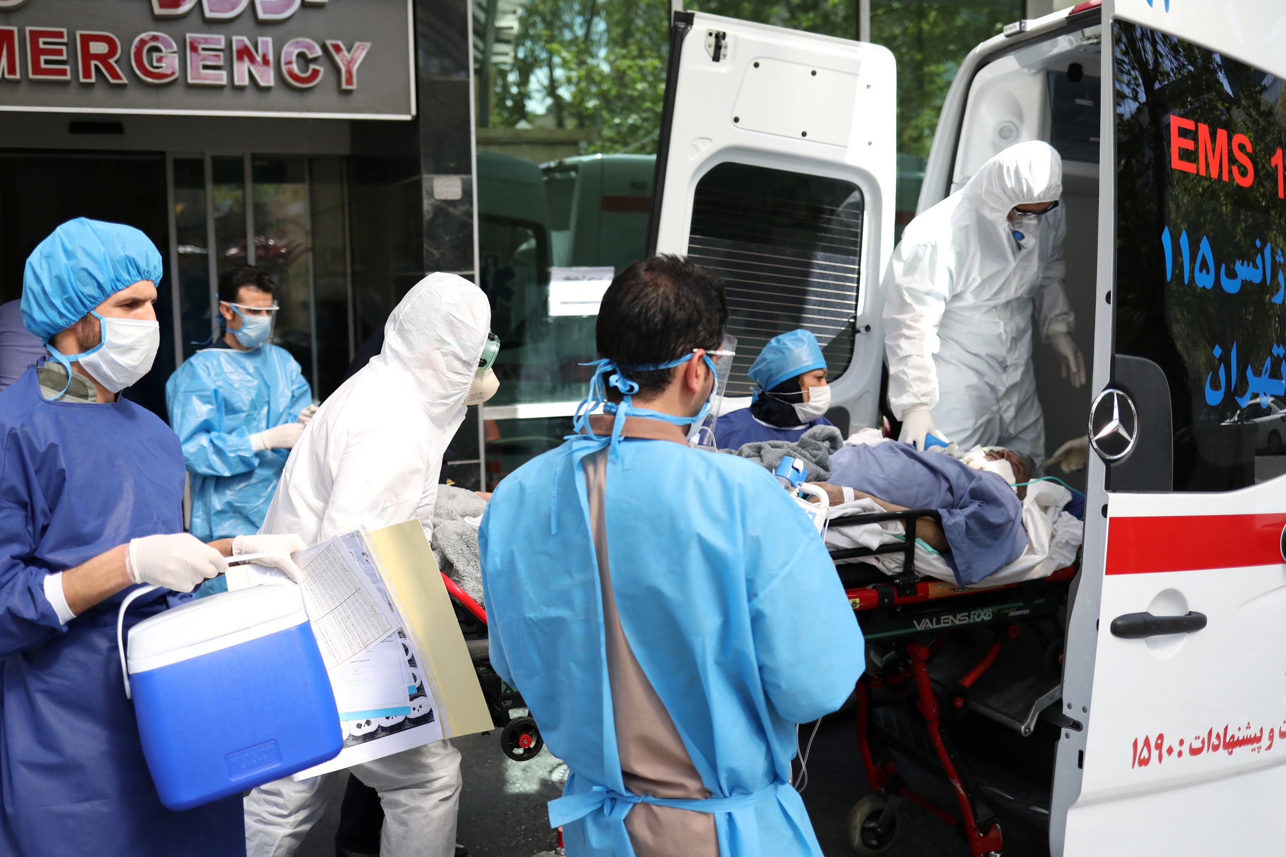 سيارة إسعاف تنقل مريض كورونا إلى مستشفى في طهران يوم 30 مارس
