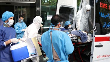 سيارة إسعاف تنقل مريض كورونا إلى مستشفى في طهران يوم 30 مارس