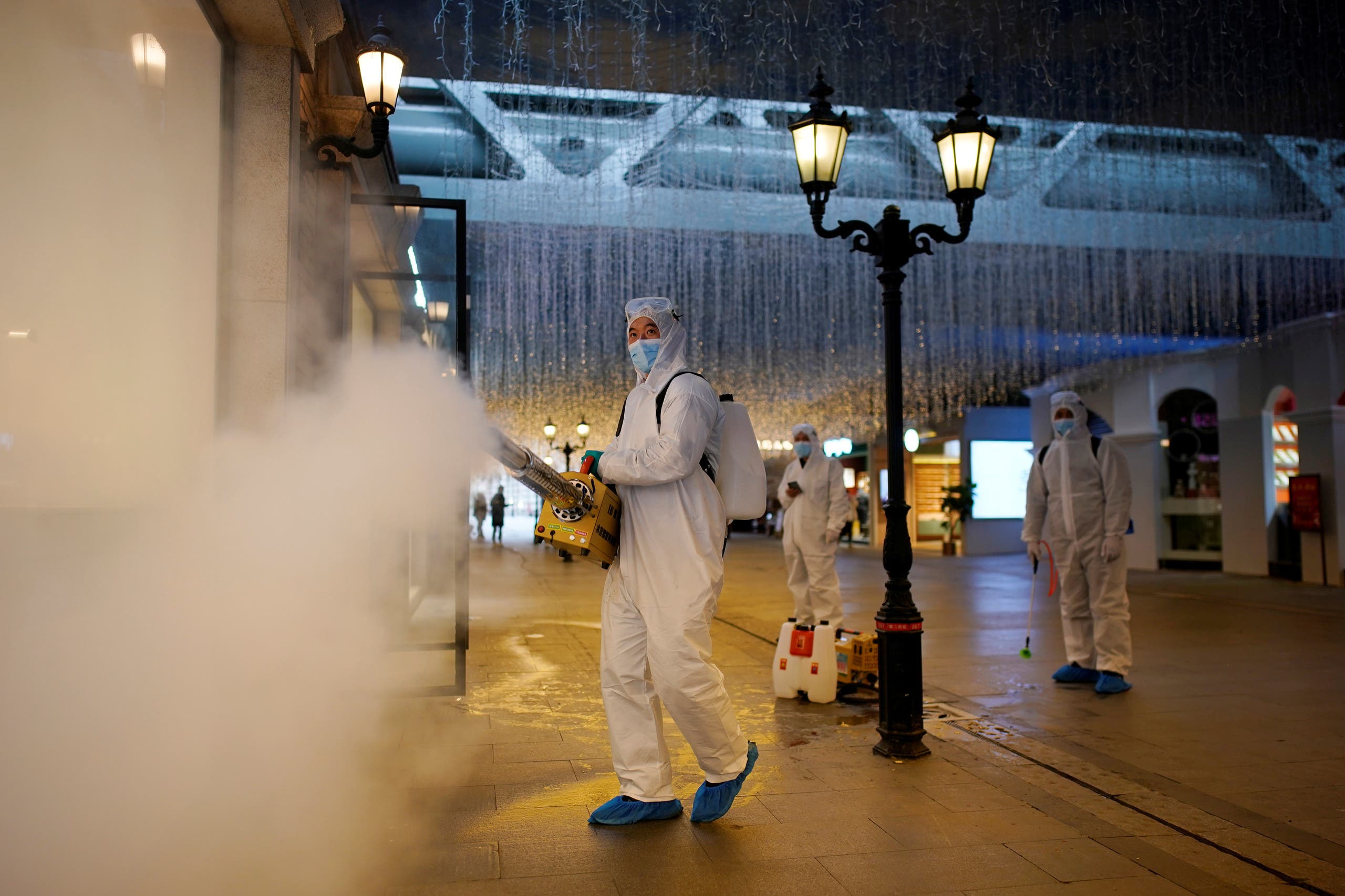 Volunteers disinfect a shopping complex in Wuhan, Hubei province. (File photo: Reuters)