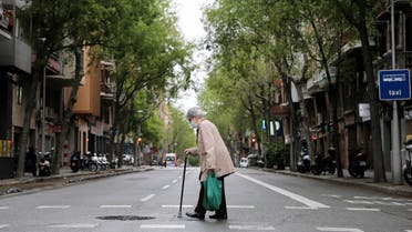 An elderly woman wears a protective face mask as she walks with shopping bags during the coronavirus disease (COVID-19) outbreak, in Barcelona, Spain April 1, 2020. REUTERS/Nacho Doce