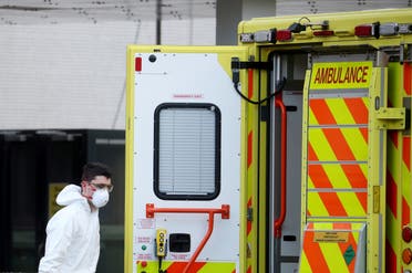 مسعف يقف خلف سيارة اسعاف في لندن  (رويترز)