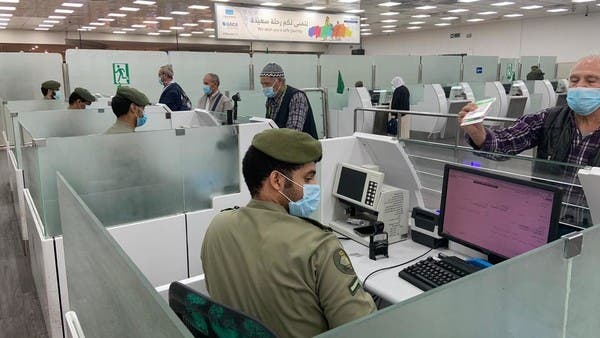 "الجوازات" تبدأ بإجراءات سفر المعتمرين المتأخرين عن المغادرة