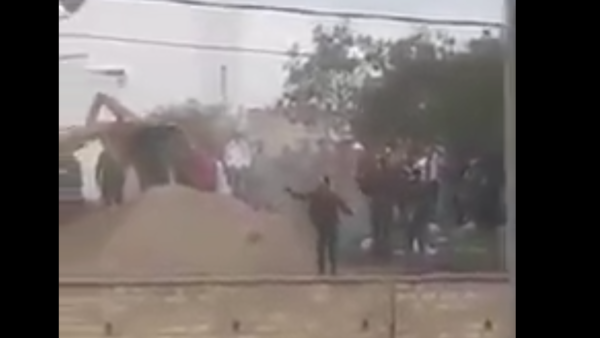 شاهد.. دفن ضحايا كورونا بالمقابر في تونس يثير احتجاجات
