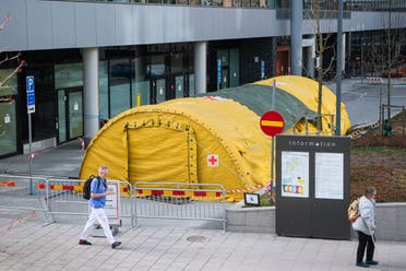 خيمة تم نصبها أمام مستشفى في مدينة سولنا بالسويد لإجراء فحصوات كورونا