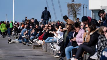ازدحام في مالمو  بالسويد حيث استمتع الناس أمس الأحد بالشمس بالهواء الطلق