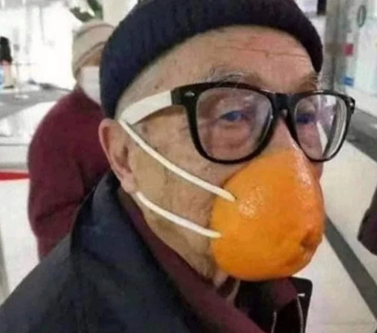 رجل استخدم قشر البرتقال لحماية نفسه من الفيروس واستنشاق فيتامين سي في نفس الوقت