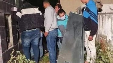 خلال دفن والدة الطبيب