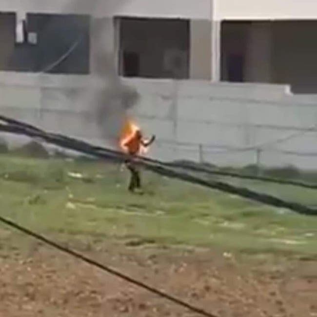 مشهد مروع للاجئ سوري تلتهمه النار.. وابنه يروي