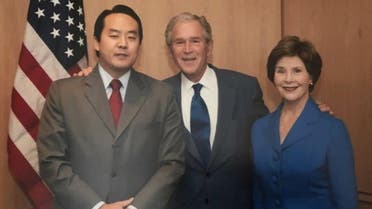 هونغ مع الرئيس الأميركي الأسبق جورج بوش وزوجته