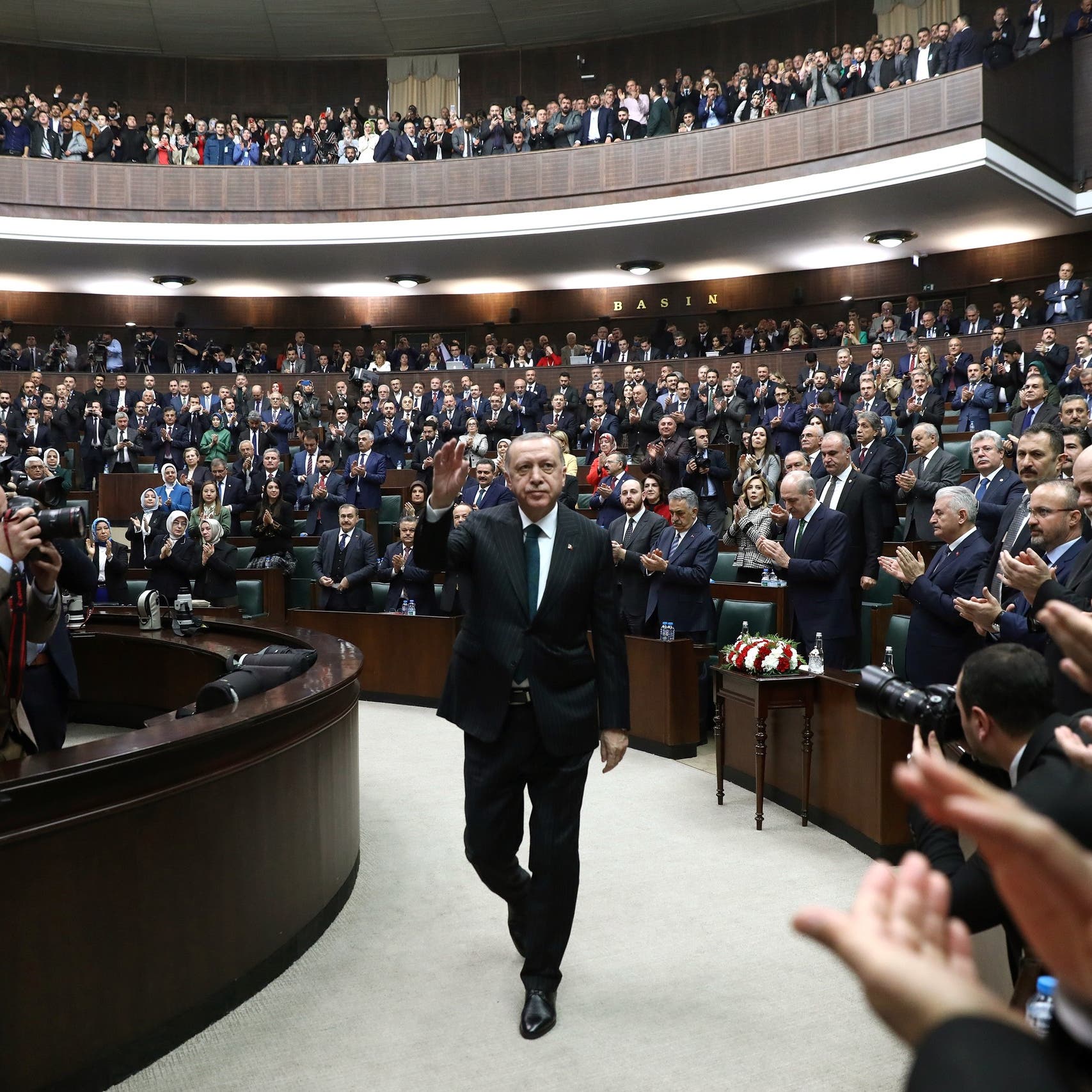 برلمان تركيا يقر قانوناً مثيراً للجدل.. خنق مواقع التواصل