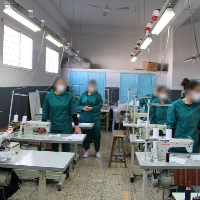 سجينات تونس ينخرطن في إنتاج الكمامات الواقية