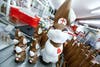 أرانب من الشوكولاتة بلباس الممرضات ترتدي كمامات في سويسرا 
