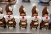 أرانب من الشوكولاتة بلباس الممرضات ترتدي كمامات في سويسرا 