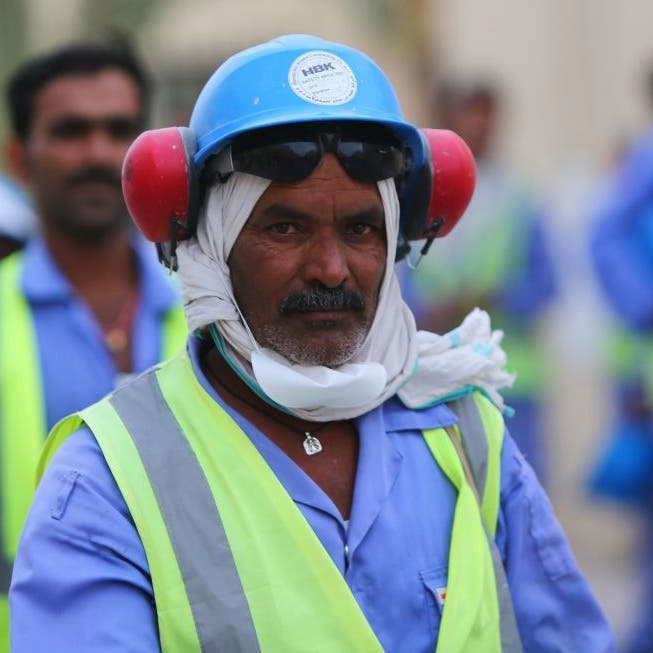 تقرير: كورونا ينتشر بين العمالة بقطر وسوء المعاملة مستمر