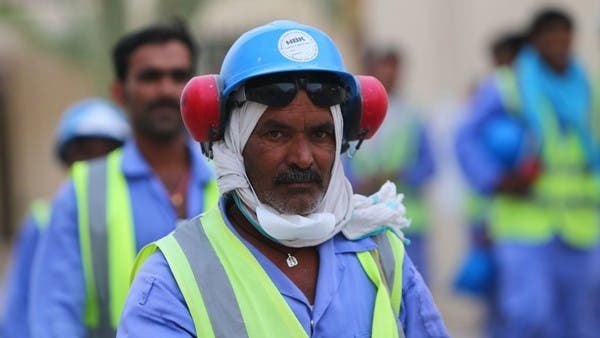 تقرير: كورونا ينتشر بين العمالة بقطر وسوء المعاملة مستمر