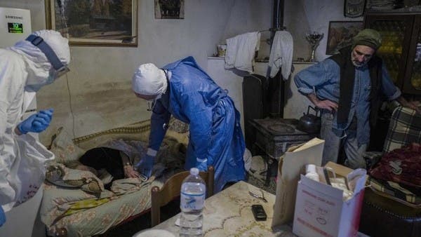 طبيب إيطالي "صنع الفرق".. يقرع أبواب المصابين بكورونا