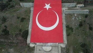 القوات-التركية-تضع-العلم-التركي-مكان-النصب-الحجري-لـ-عبدالله-أوجلان-على-سفح-جبل-دارمق-بريف-عفرين-720x405