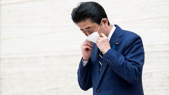 فيديو لرئيس وزراء اليابان مع كلبه يفتح نار غضب عليه