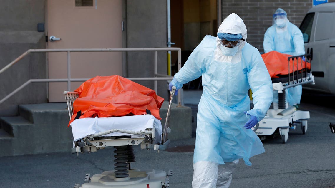 أحد العاملين بالرعاية الصحية ينقل جثمان أحد ضحايا مرض كوفيد-19 في نيويورك يوم الرابع من أبريل