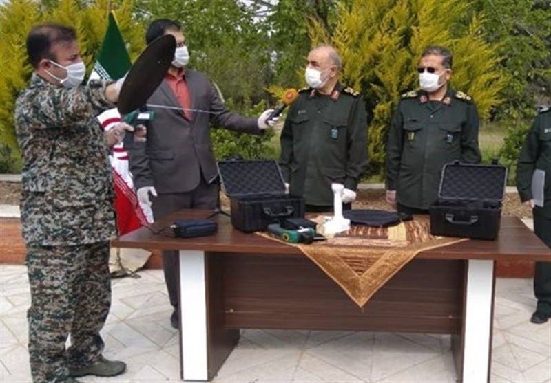 حسن سلامی فرمانده سپاه در حال ارایه شرحی درباره این دستگاه