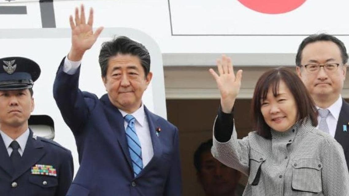 رئيس وزراء اليابان وزوجته (فرانس برس)