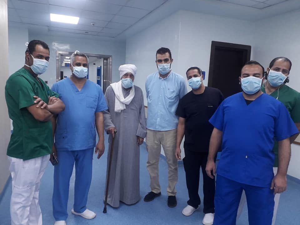 أكبر متعافي مصر مع الفريق الطبي