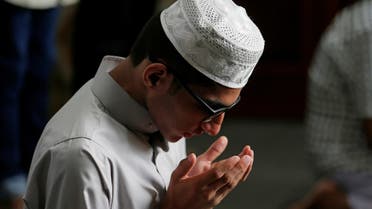 A Muslim devotee prays during the Eid al-Fitr prayers to mark the end of the holy fasting month of Ramadan in Colombo, Sri Lanka. (File photo Reuters)