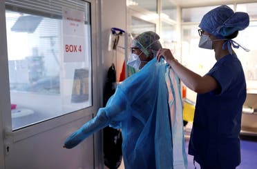 عاملون صحيون يرتدون ملابس واقية لمعاينة مصابين بكورونا في ستراسبورغ في فرنسا