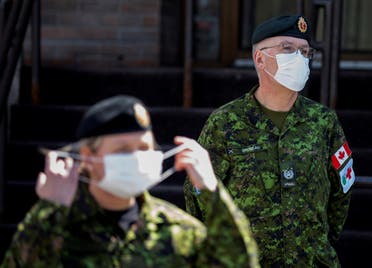 عسكريان كنديان يعاونان في دار مسنين في كيبيك تفشى بها كورونا
