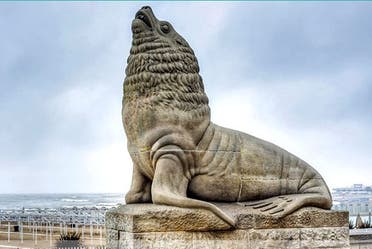مجسمه شیر سنگی در ساحل شهر ماردل پلاتا در آرژانتین