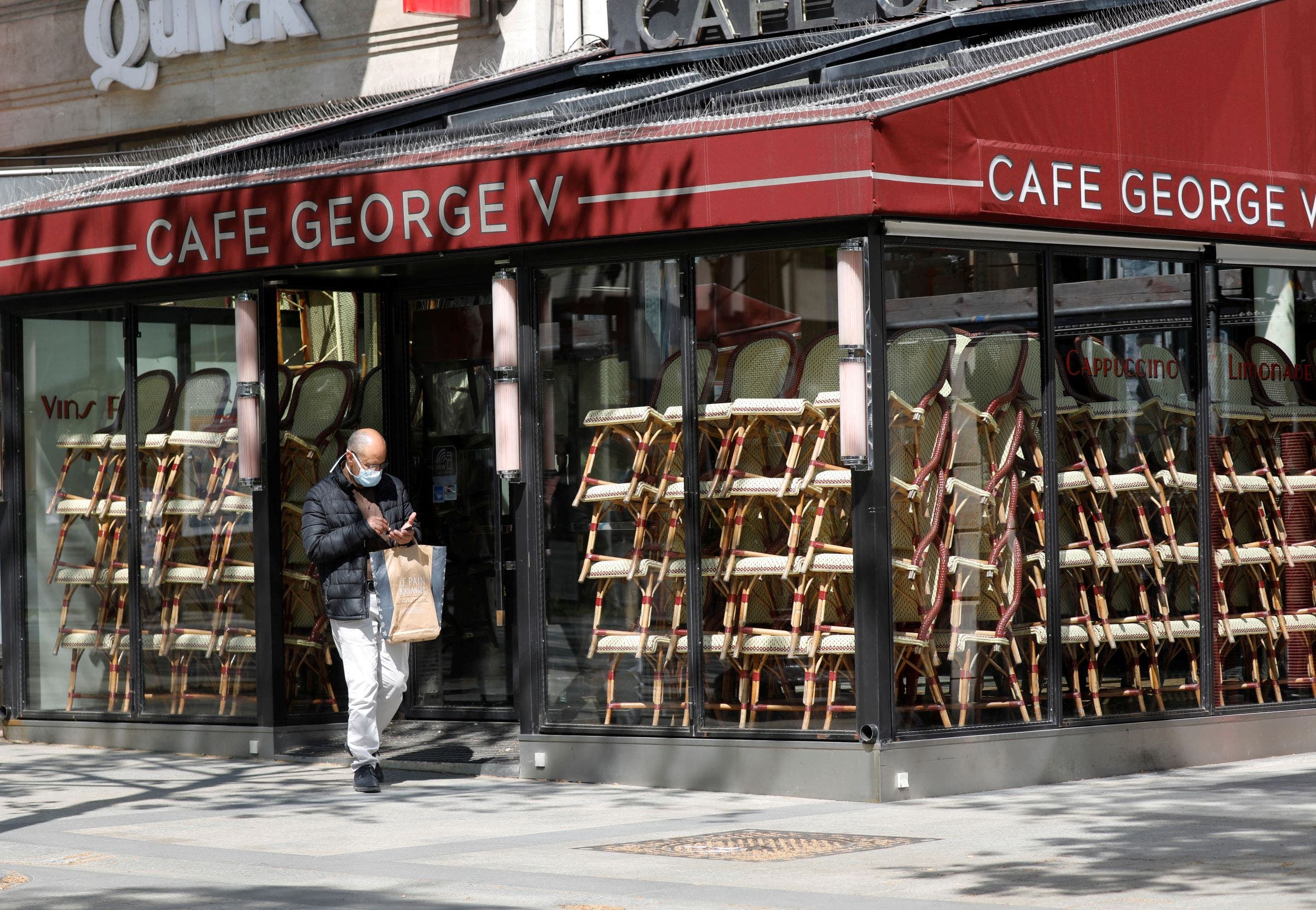 مقهى مقفل في باريس (رويترز)