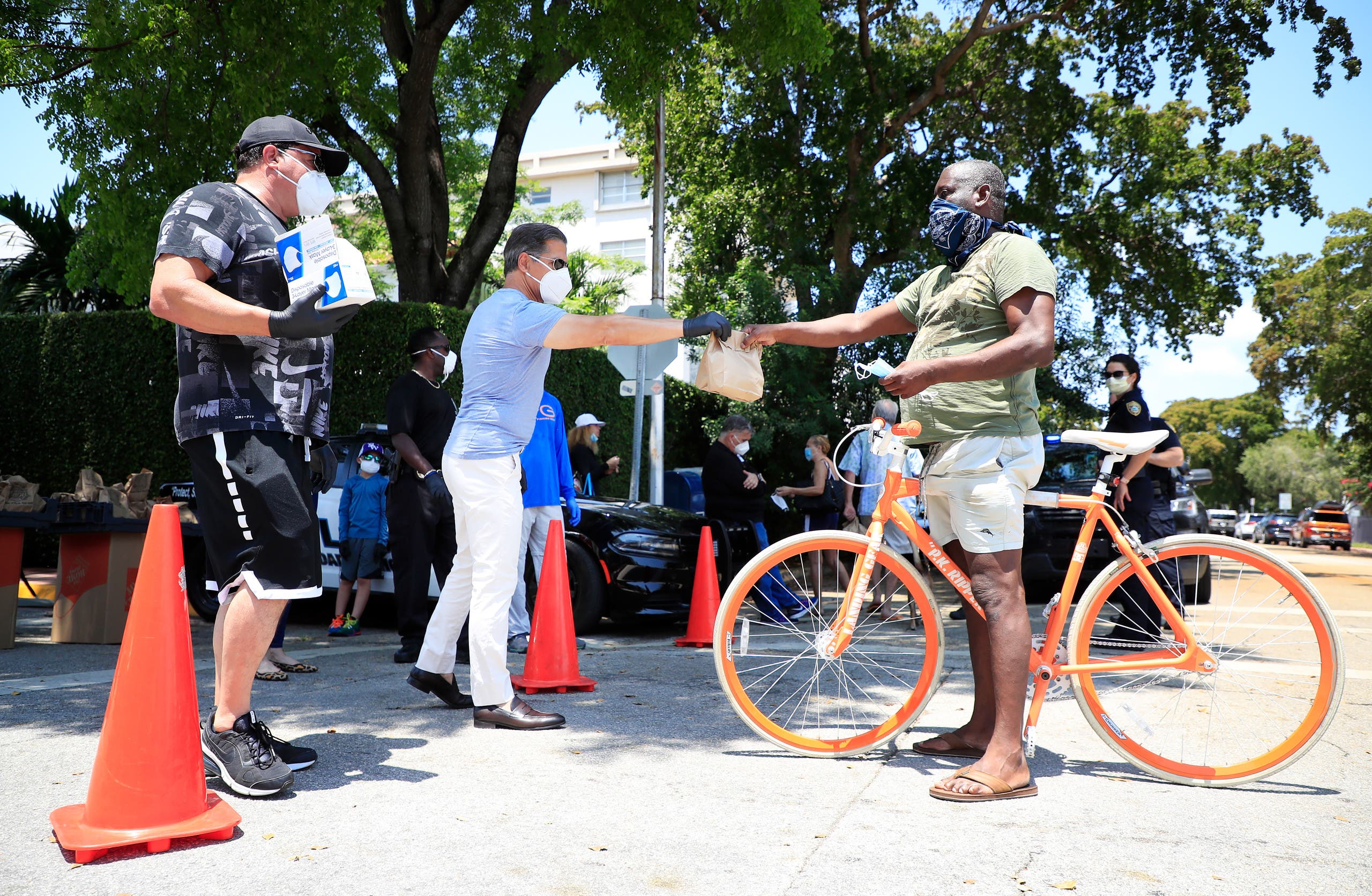 Distributing masks to citizens in Miami