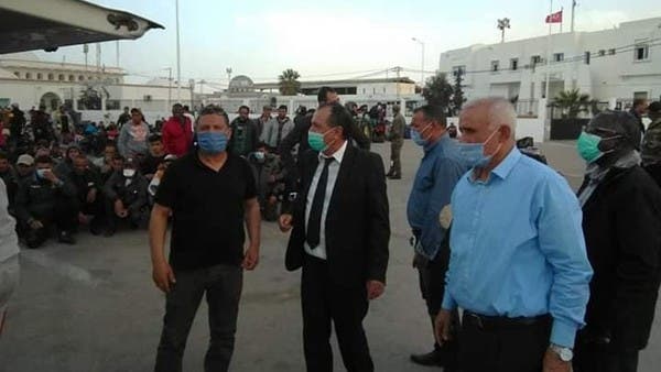 شاهد.. تونسيون عالقون بليبيا يقتحمون معبراً حدودياً بالقوة