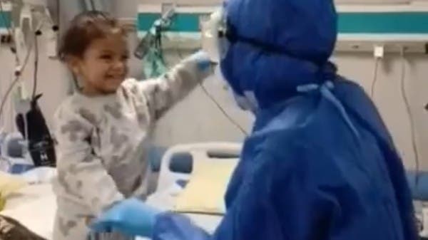 شاهد.. ممرضة مصرية ترقص وتغني مع طفلة مصابة بكورونا
