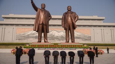 مواطنون من كوريا الشمالية ينحنون أمام تمثال للمؤسس وحفيده كيم يونغ أون(أرشيفية- فرانس برس)