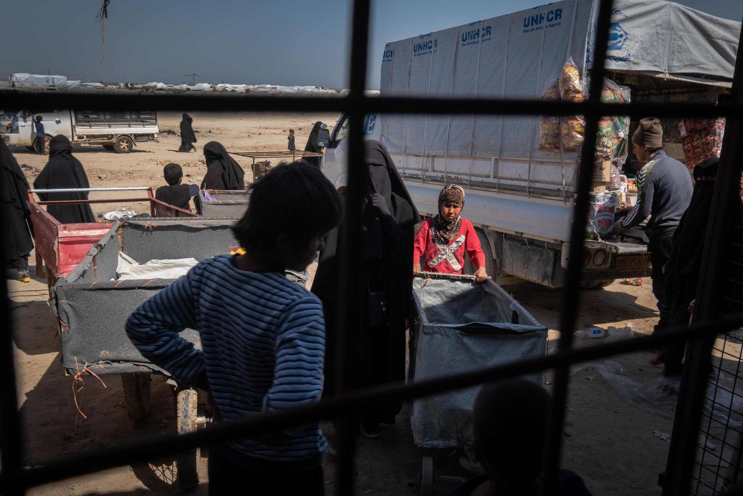 Supplies are distributed at the Al Hol camp in northeast Syria. (MSF)